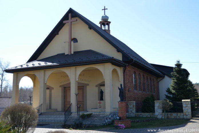 Kościół pw. Świętych Apostołów Piotra i Pawła w Pawłowie k. Szydłowca. Foto: ks. S. Piekielnik / www.diecezja.radom.pl
