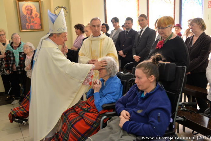 Bp Henryk Tomasik udziela sakramentu namaszczenia chorych. Kaplica szpitalna w Radomiu. Foto: ks. S. Piekielnik / www.diecezja.radom.pl
