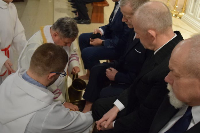 Bp Henryk Tomasik myje nogi podczas Mszy Wieczerzy Pańskiej w katedrze. Foto: R. Mizera / Radio Plus Radom