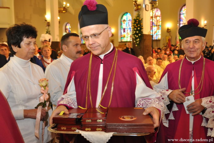Wręczenie medalu „Dominae de Porta Aciali operibusque misericordiae deditus”. Foto: ks. S. Piekielnik / www.diecezja.radom.pl
