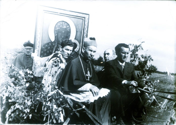 Ks. Roman Kotlarz w towarzystwie Biskupa Piotra Gołębiowskiego. 24-25 czerwca 1972. Zdjęcie: Arch. Diecezji Radomskiej