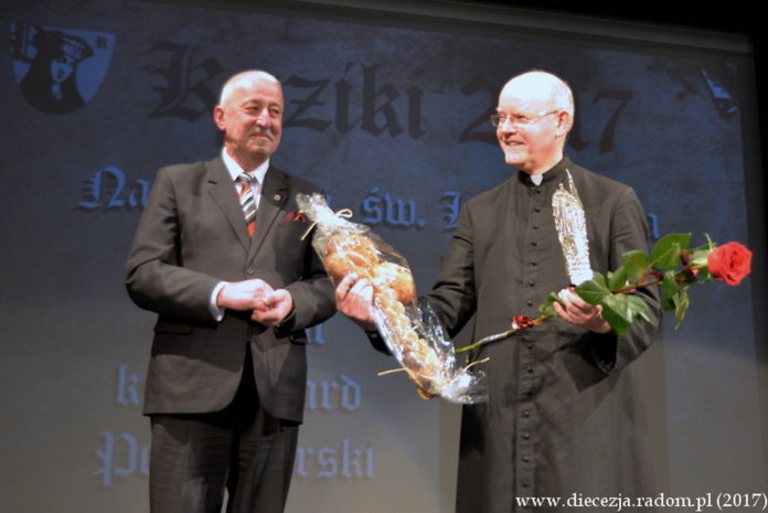 Ks. Edward Poniewierski odbiera Nagrodę Św. Kazimierza. Foto: ks. S. Piekielnik / www.diecezja.radom.pl