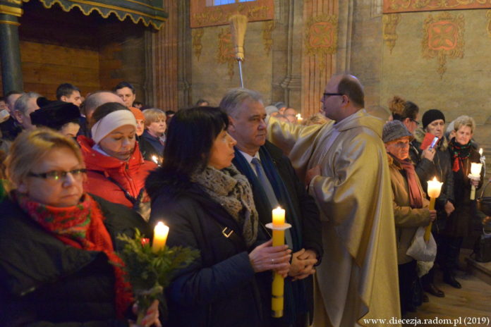Poświęcenie gromnic w kościele pw. św. Doroty w radomskim skansenie. Foto: ks. Stanisław Piekielnik / www.diecezja.radom.pl