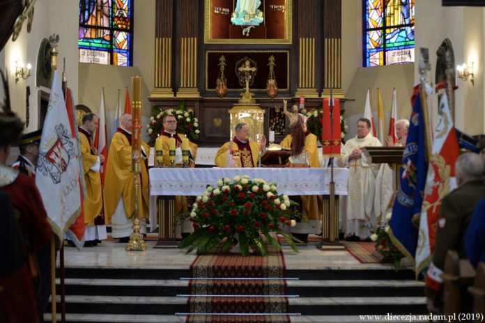 Msza św. w uroczystość NMP Królowej Polski w kościele garnizonowym. Foto: ks. Stanisław Piekielnik / www.diecezja.radom.pl