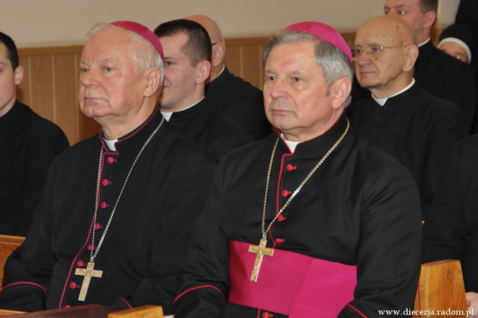 Bp Henryk Tomasik (z prawej) i Bp Adam Odzimek (z lewej). Foto: ks. Stanisław Piekielnik / www.diecezja.radom.pl