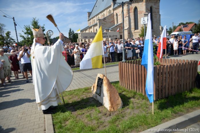 Bp Artur Miziński poświecił dąb