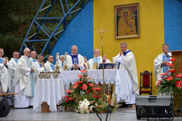 Msza św. w 20. rocznicę koronacji obrazu Matki Bożej w Czarnej i 100. rocznicę powstania parafii. Foto: ks. S. Piekielnik / www.diecezja.radom.pl