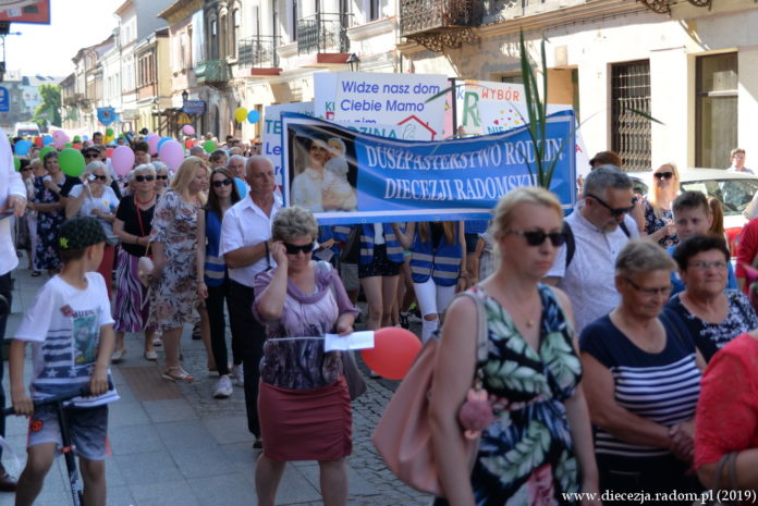Duszpasterstwo Rodzin DR na VIII Marszu dla Życia i Rodziny w Radomiu (2019). Foto: ks. S. Piekielnik / www.diecezja.radom.pl