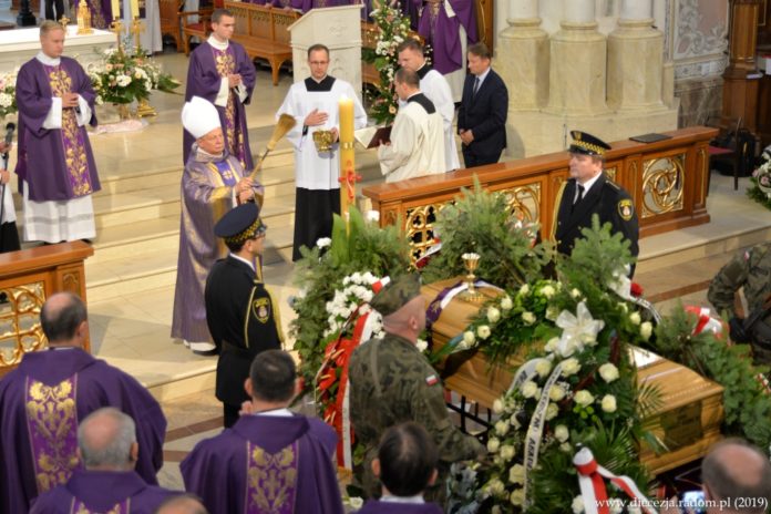 Uroczystości pogrzebowe śp. o. Huberta Czumy SJ w radomskiej katedrze. Foto: ks. S. Piekielnik / www.diecezja.radom.pl