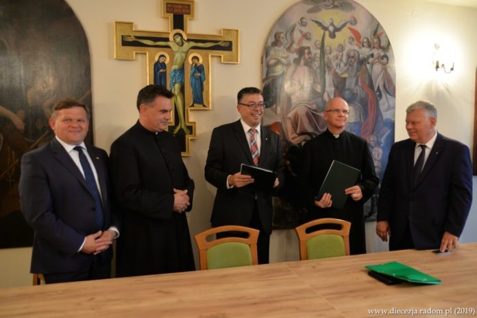 Podpisanie umowa pomiędzy NFOŚiGW i WSD w Radomiu. Od lewej: Wojciech Skurkiewicz, ks. Rafał Widuliński, Artur Michalski, ks. Jarosław Wojtkun i Marek Suski. Foto: ks. S. Piekielnik / www.diecezja.radom.pl