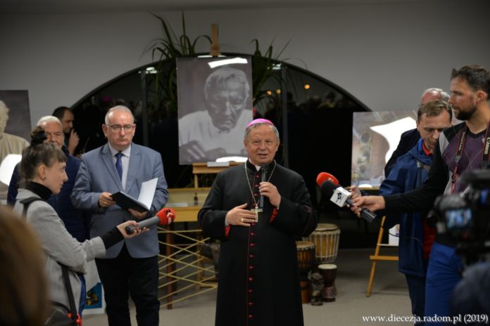 Wystawa poswiecona śp. ks. Marcelemu Prawicy w KSWP w Końskich. Foto: ks. S. Piekielnik / www.diecezja.radom.pl