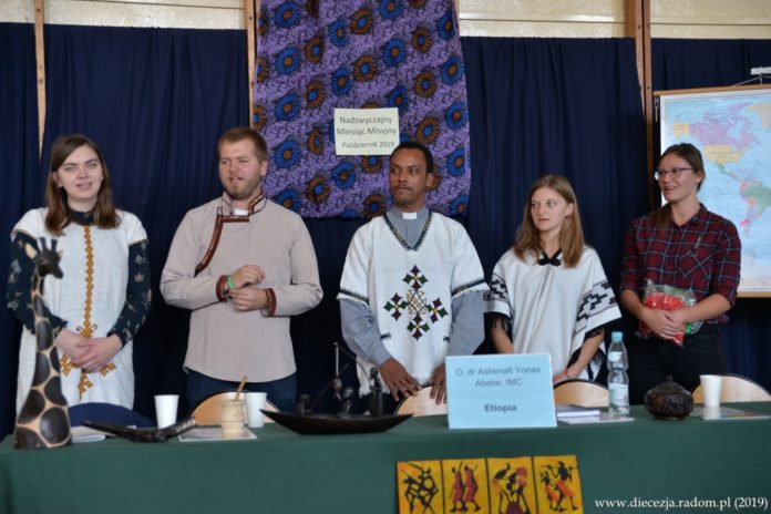 O. Ashenafi Yonas Abebe z Etiopii i wolontariusze z fundacji „Dzieło na misji” gościli w II LO im. M. Konopnickiej w Radomiu. Foto: ks. S. Piekielnik
