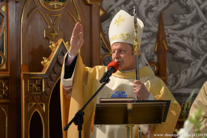 Biskup Henryk Tomasik udziela błogosławieństwa na zakończenie Mszy św. Foto: ks. S. Piekielnik / www.diecezja.radom.pl
