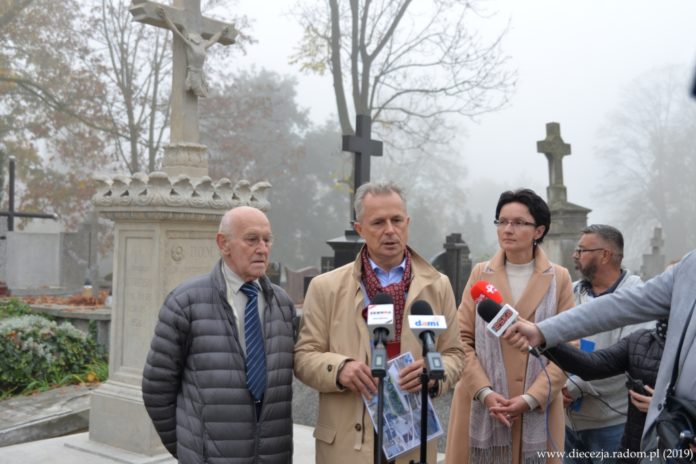 Prezentacja odrestaurowanego nagrobka Emilii z Wolskich Targowskiej. Foto: ks. S. Piekielnik / www.diecezja.radom.pl