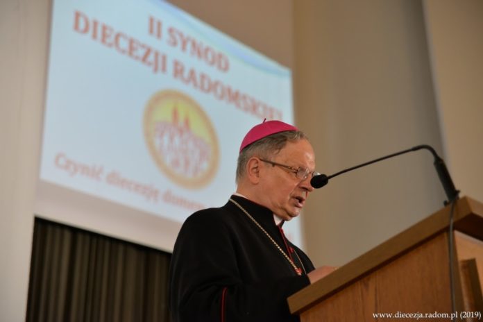 Bp Henryk Tomasik. Sesja Plenarna II Synodu Diecezji Radomskiej. Foto: ks. S. Piekielnik / www.diecezja.radom.pl