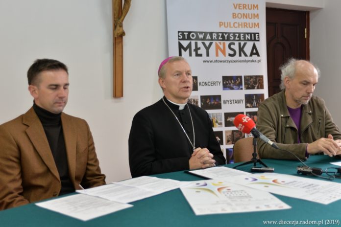 Program TKCh 2019 prezentują (od lewej): Jakub Mitek, bp Piotr Turzyński i Wojciech Sałek. Foto: ks. S. Piekielnik / www.diecezja.radom.pl