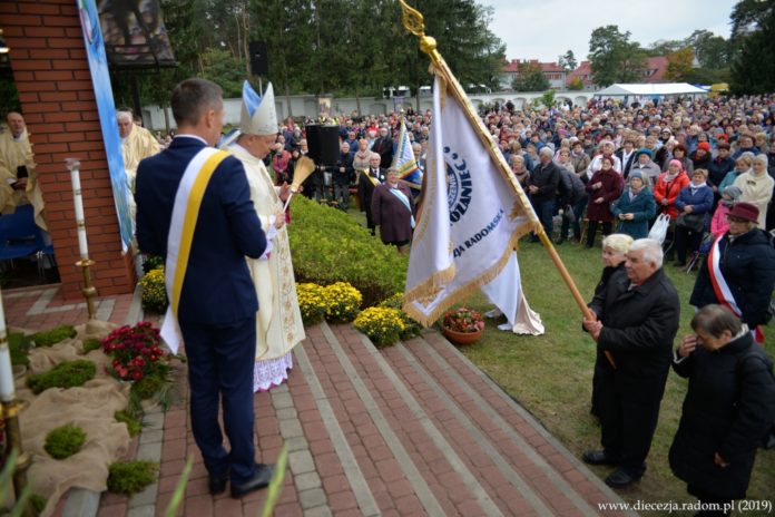 Bp Henryk Tomasik święci sztandar Rodziny Rózańcowej Diecezji Radomskiej. Wysokie Koło 2019. Foto: ks. S. Piekielnik / www.diecezja.radom.pl