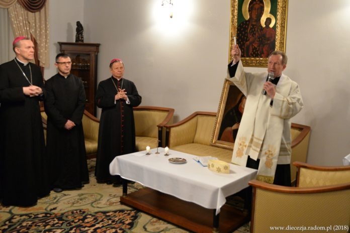 Błogosławieństwo rodziny i domu podczas wizyty kolędowej. Foto: ks. S. Piekielnik / www.diecezja.radom.pl