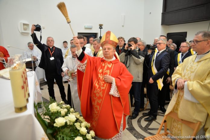 Poświęcenie Kaplicy Wieczystej Adoracji w Kolonii Jedlnia. Foto: ks. S. Piekielnik / www.diecezja.radom.pl