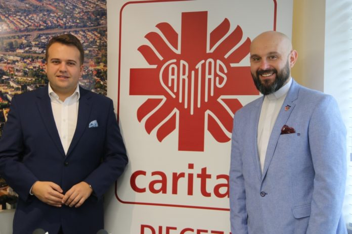 Marek Materek, prezydent Starachowic i ks. Damian Drabikowski, wicedyrektor Caritas Diecezji Radomskiej. Foto: arch. Caritas DR.
