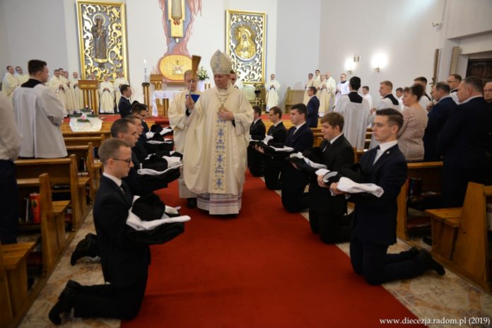 Bp Piotr Turzyński poświecił sutanny klerykom III roku. Foto: ks. S. Piekielnik / www.diecezja.radom.pl