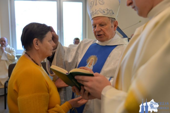 Bp Henryk Tomasik udziela sakramentu namaszczenia chorych. Foto: ks. S. Piekielnik / www.diecezja.radom.pl