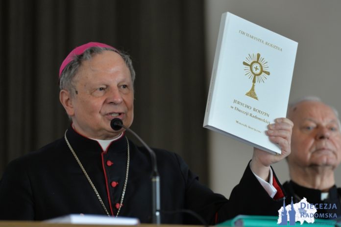 Bp Henryk Tomasik prezentuje pomoce liturgicze do Jerycha Rodzin. Foto: ks. S. Piekielnik / www.diecezja.radom.pl