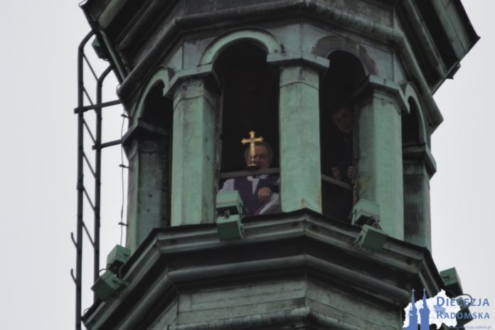 Relikwie Drzewa Krzyża Świętego na wieży kościoła pw. św. Jana w Radomiu (fara). Foto: ks. S. Piekielnik / www.diecezja.radom.pl