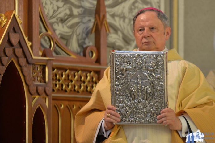 Bp Henryk Tomasik udziela błogosławieństwa Ewangeliarzem. Foto: ks. S. Piekielnik / www.diecezja.radom.pl