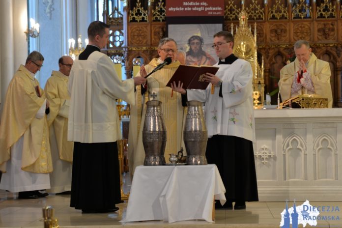 Bp Henryk Tomasik pobłogosławi olej chorych. Msza Święta Krzyżma. Foto: ks. S. Piekielnik / www.diecezja.radom.pl