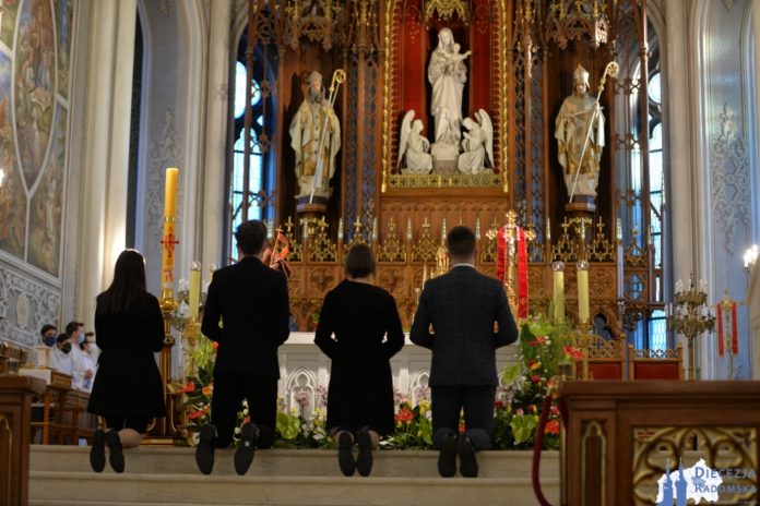 Maturzyści zawierzają egzamin dojrzałości Matce Bożej Opiekunce w radomskiej katedrze. Foto: ks. S. Piekielnik / www.diecezja.radom.pl