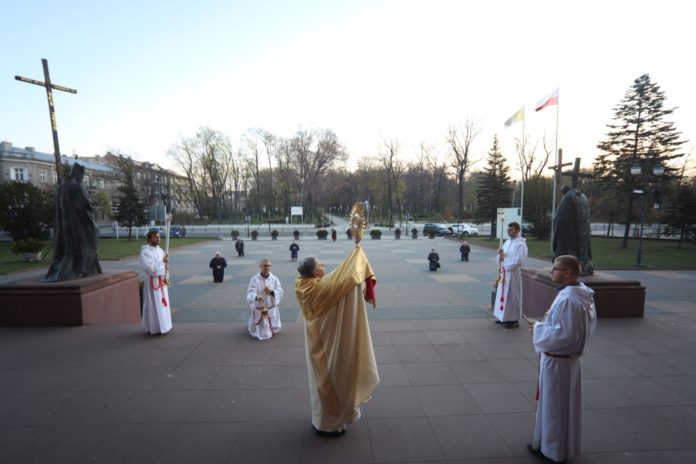 Bp Henryk Tomasik udziela błogosławieństwa Najświętszym Sakramentem ze stopni katedry. Foto: ks. Wiktor Głuszek / Katedra Radomska