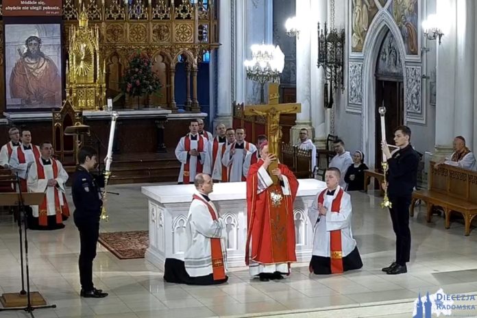 Adoracja Krzyża podczas wielkopiątkowej Liturgii Męki Pańskiej. Foto: transmisja YT / Katedra Radomska