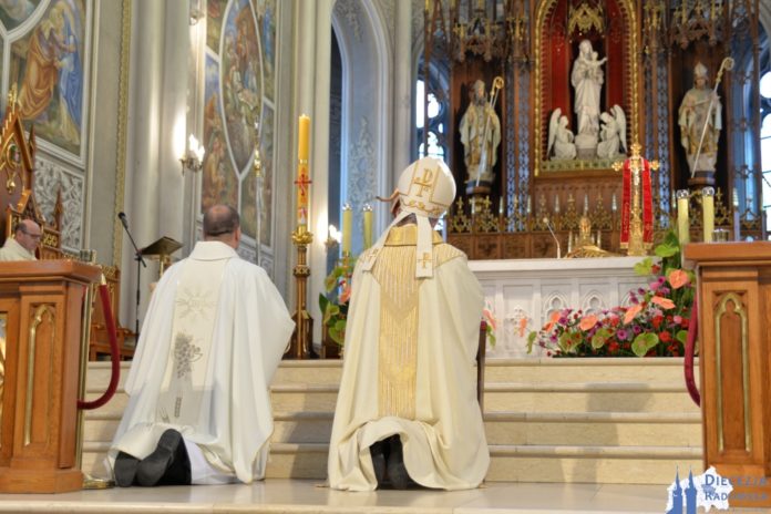 Bp Henryk Tomasik zawierzył diecezję i Radom Najświętszemu Sercu Jezusa i Matce Bożej. Foto: ks. S. Piekielnik / www.diecezja.radom.pl