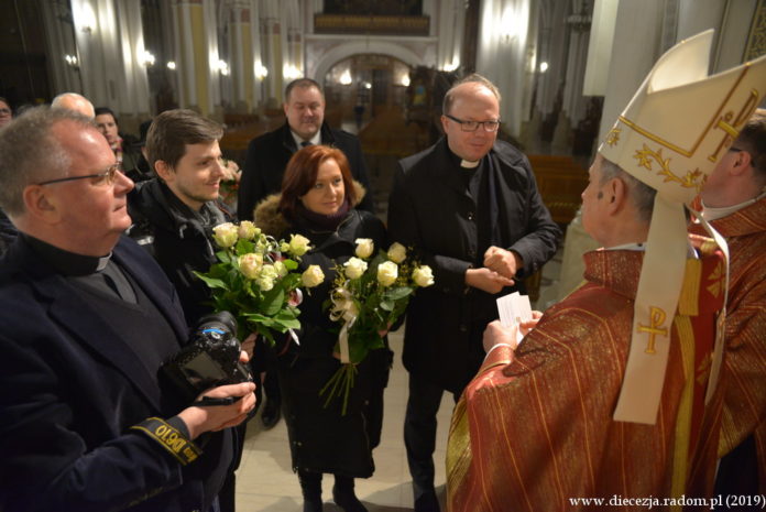 Dziennikarze diecezjalnych mediów z życzeniami imieninowymi dla bp. Henryka Tomasika. Foto: ks. S. Piekielnik / www.diecezja,radom.pl