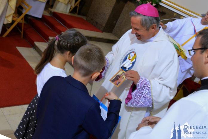Bp Henryk Tomasik podczas spotkania z Ruchem Światło-Życie. Foto: ks. S. Piekielnik / www.diecezja.radom.pl