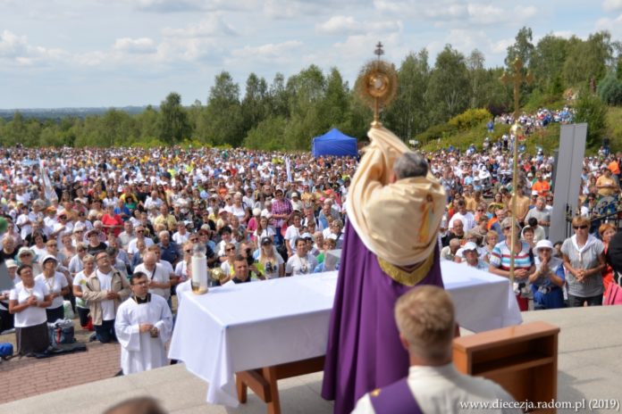Adoracja Najświetszego Sakramentu i nabożeństwo pokutne. Przeprośna Górka 2019. Foto: ks. S. Piekielnik / www.diecezja.radom.pl