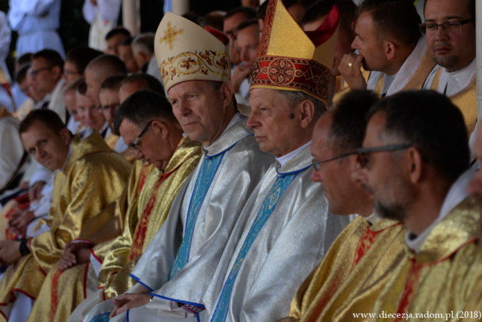 Bp Henryk Tomasik i Bp Piotr Turzyński podczas pielgrzymkowej Mszy św. w Mstowie. Foto: ks. S. Piekielnik / www.diecezja.radom.pl