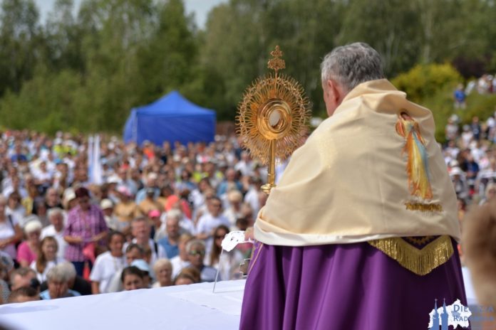 Adoracja Najświetszego Sakramentu i nabożeństwo pokutne. Przeprośna Górka 2019. Foto: ks. S. Piekielnik / www.diecezja.radom.pl
