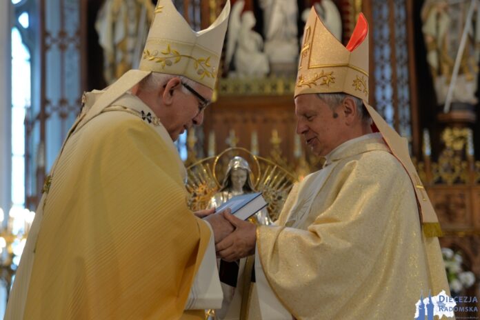 Bp Henryk Tomasik wręcza dokumenty synodalne Abp. Wacławowi Depo. Zakończenie II Synodu Diecezji Radomskiej. Foto: ks. S. Piekielnik / www.diecezja.radom.pl