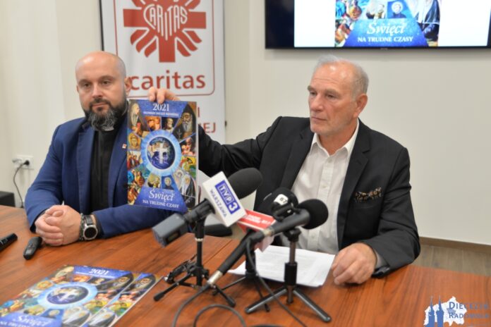 Zbigniew Miazga prezentuje kalendarz na nowy 2021 rok. Foto: ks. S. Piekielnik / www.diecezja.radom.pl
