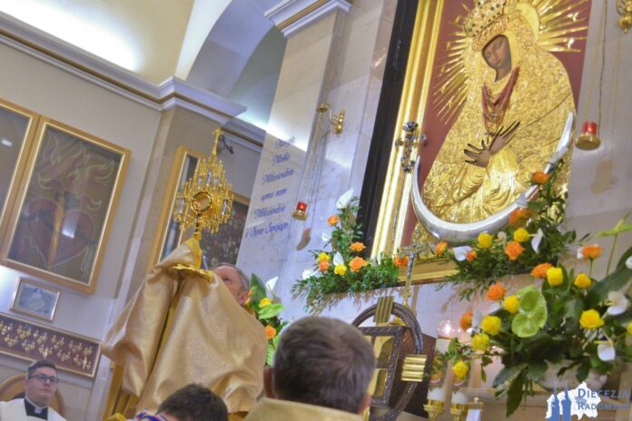 Bp Henryk Tomasik błogosławi Najświętszym Sakramentem. Kaplica MB Ostrobramskiej. Foto: ks. S. Piekielnik / www.diecezja..radom.pl