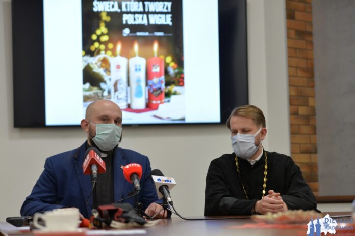 Ks. Damian Drabikowski (z lewej) i ks. Paweł Sidoruk (z prawej). Wigilijne Dzieło Pomocy Dzieciom 2020. Foto: ks. S. Piekielnik / www.diecezja.radom.pl