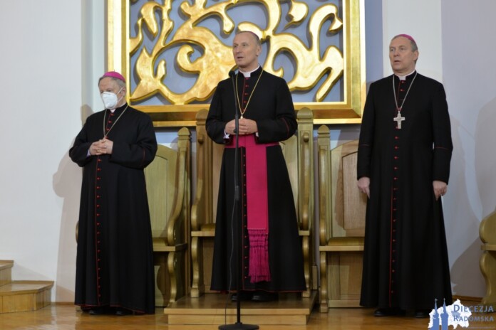 Bp Marek Solarczyk oraz bp Henryk Tomaisk (z lewej) i bp Piotr Turzyński (z prawej). Foto: ks. S. Piekielnik / www.diecezja.radom.pl