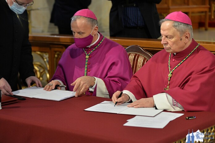 Bp Marek Solarczyk i bp Henryk Tomasik podpisują dokumenty. Foto: ks. S. Piekielnik / www.diecezja.radom.pl