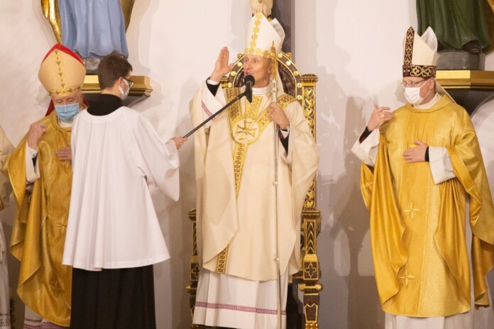 Bp Marek Solarczyk udziela błogosławieństwa podczas Mszy św. w katedrze warszawsko-praskiej. Foto: Karolina Błażejczyk / Biuro Prasowe DW-P