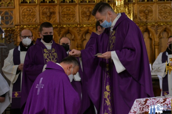 Bp Marek Solarczyk przyjmuje znak popiołu. Środa Popielcowa 2021. Foto: ks. S. Piekielnik / www.diecezja.radom.pl