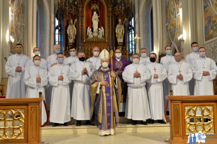 Bp Marek Solarczyk ustanowił 15 nowych szafarzy komunii św. Foto: ks. S. Piekielnik / www.diecezja,radom.pl