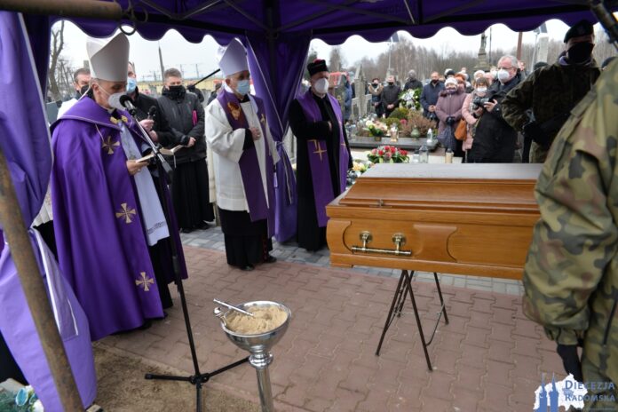 Abp Wacław Depo i bp Marek Solarczyk uczestniczyli w pogrzebie ks. Adama Myszkowskiego. Foto: ks. S. Piekielnik / www.diecezja.radom.pl
