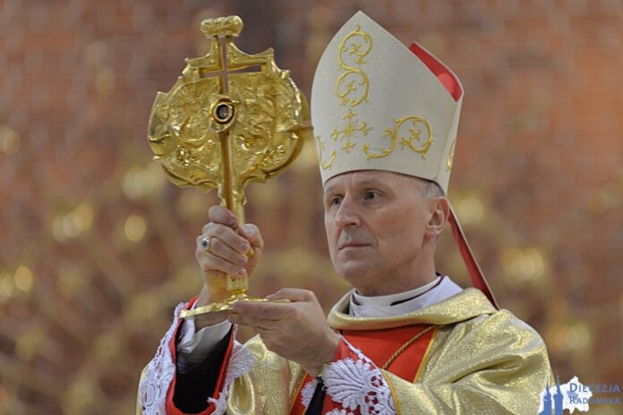 Bp Marek Solarczyk błogosławi relikwimi św. Kazimierza. Foto: ks. S. Piekielnik / www.diecezja.radom.pl